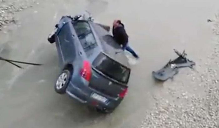 Marokkaanse held redt man na crash met auto in rivier (video)