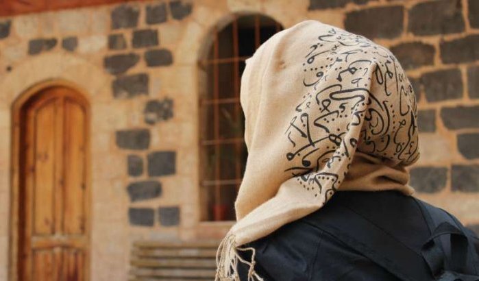 Meisje (14) die hoofddoek weigert af te doen zwaar mishandeld in Emmeloord