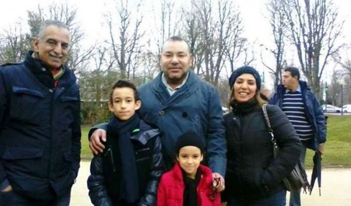 Koning Mohammed VI en zijn kinderen met fans op de foto in Parijs
