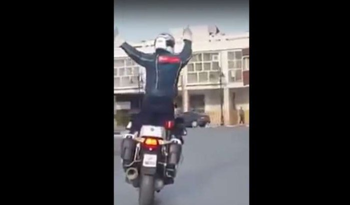 Politieman in Oujda is echte acrobaat (video)