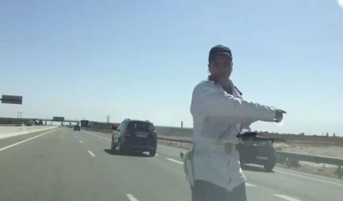 Ongelooflijk: agent en bestuurder in Marokko ruziën midden op snelweg (video)