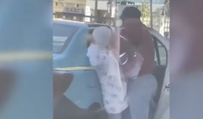 Taxichauffeur in Tanger valt passagiere aan voor 1 dirham (video)