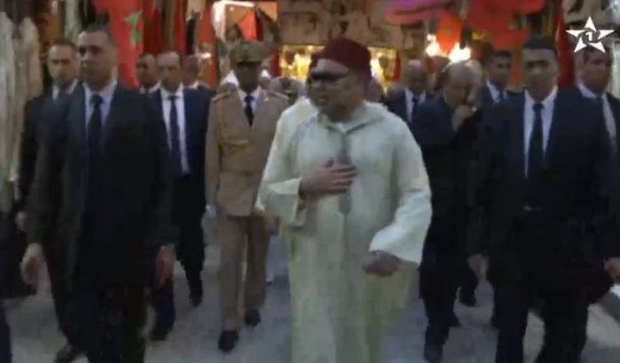 Koning Mohammed VI door grote menigte verwelkomd in Fez (video)