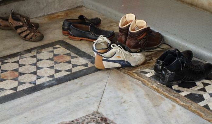 Schoenendief bij moskee in Nador betrapt (video)