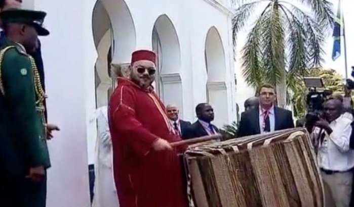 Topper: Koning Mohammed VI speelt percussie in Tanzania (video)