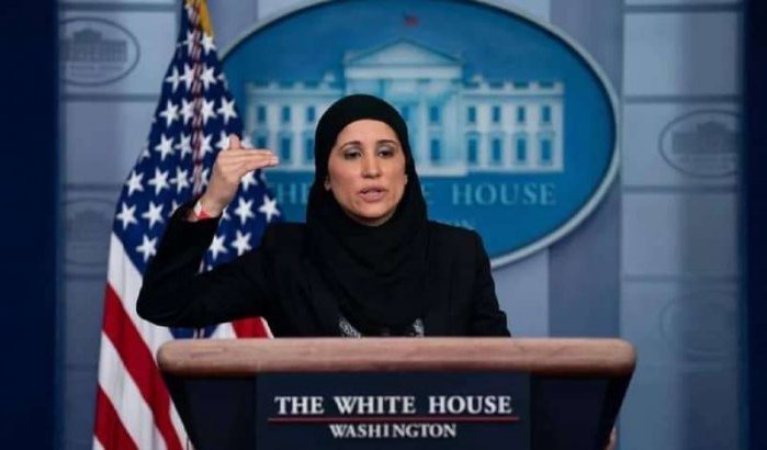 Adviseur met hoofddoek verzorgt persconferentie Witte Huis