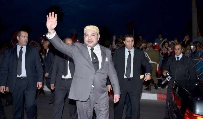Jonge vrouw die naar auto Koning Mohammed VI rende vervolgd