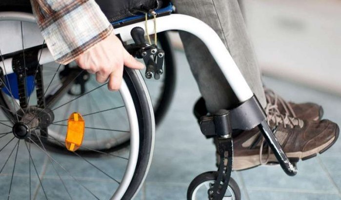 Politieman held in Marokko na helpen man in rolstoel