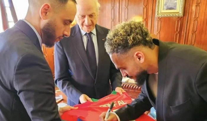 Sofiane Boufal geeft shirt aan adviseur Koning Mohammed VI (foto's)