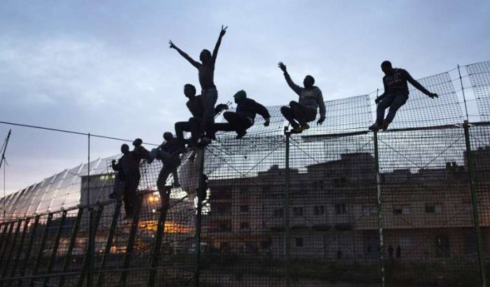 Honderdtal migranten bestormen Marokkaans-Spaanse grens