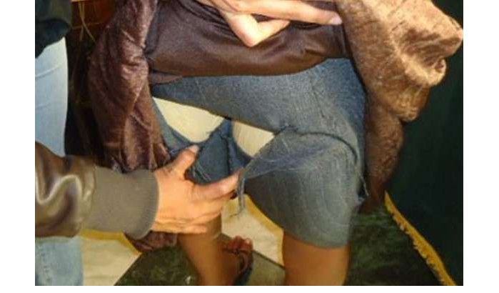 Marokkaans meisje lijmt kilo hasj aan haar billen
