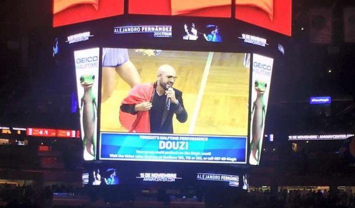 Douzi zingt 'Laayoune Aniya' tijdens NBA wedstrijd in Amerika (video)