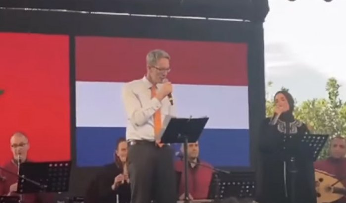 Nederlandse ambassadeur in Marokko zingt "Zine Li Aatak Allah" voor diplomaten (video)