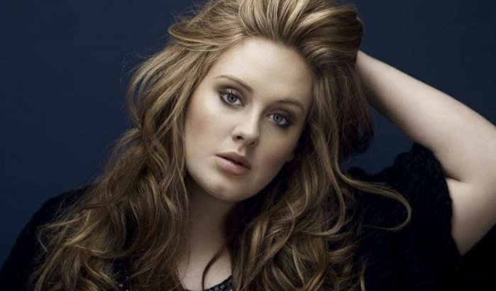 Adele epateert met kus op hand moslima (video)