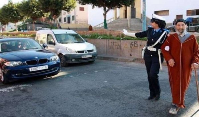 Marokkaanse politievrouw hit na helpen blinde bejaarde