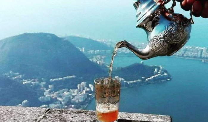 Marokkaan bezoekt 36 landen om muntthee te drinken (video)