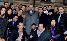 Koning Mohammed VI op de foto met Marokkanen in Praag