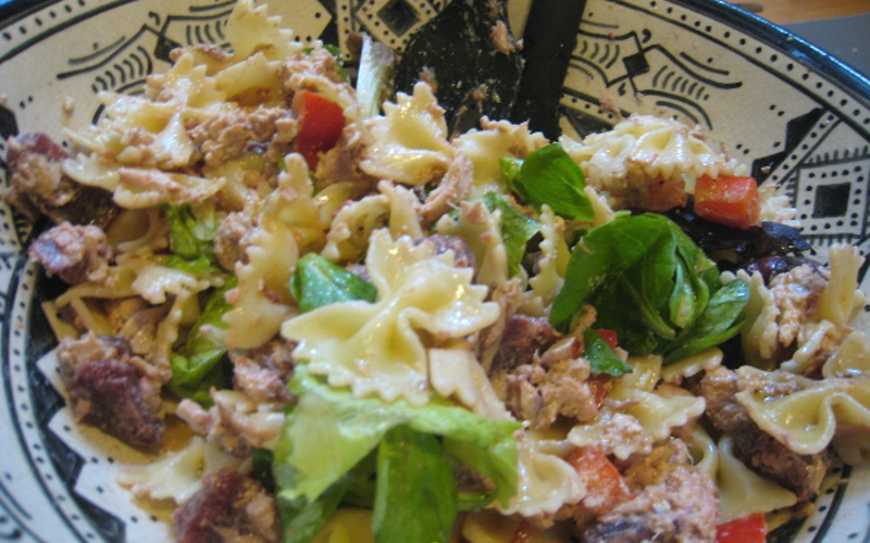 Uitgelezene Koude pasta salade met tonijn - Recept Koude pasta salade met tonijn GG-46