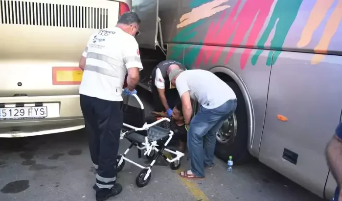 Brandweer bevrijdt Marokkaan vanonder bus in Sebta