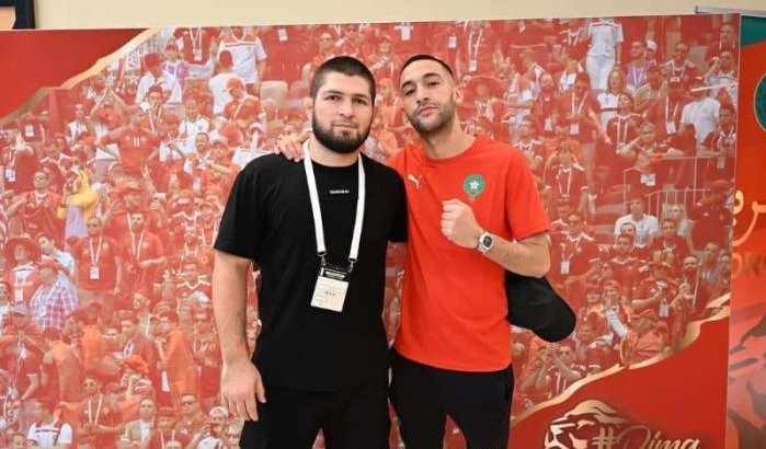 Khabib Nurmagomedov bezoekt Atlas Leeuwen in Qatar (foto's)