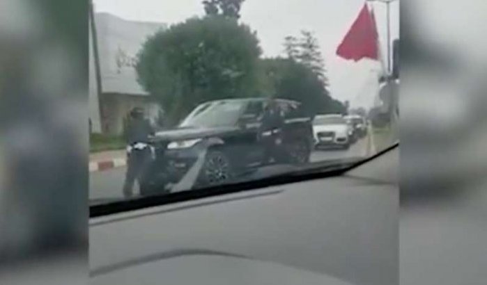 Vrouw probeert politievrouw aan te rijden in Marokko (video)