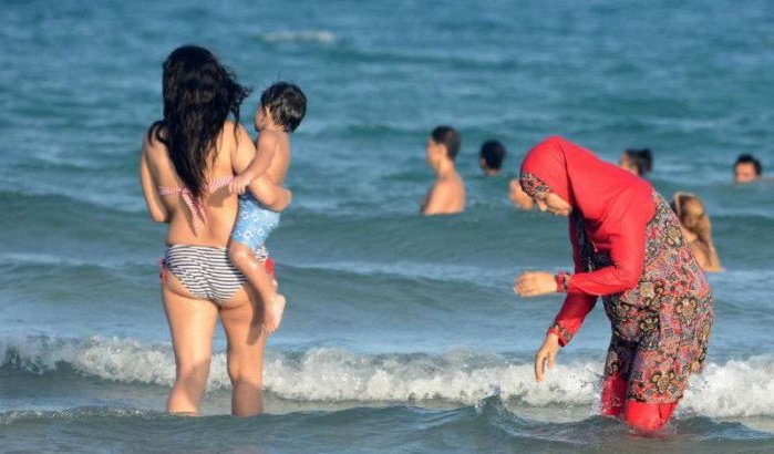 Wat denken Marokkanen over vrouwen in bikini op het strand? (video)