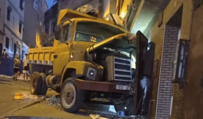 Vrachtwagen crasht tegen huis in Tanger, meerdere slachtoffers