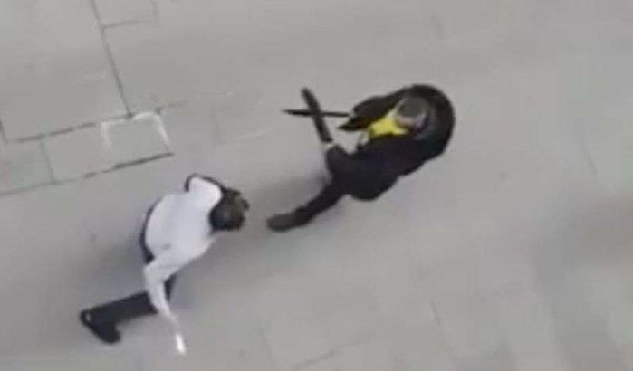 Marokkaanse en Algerijnse drugsdealers vechten met machetes in Barcelona (video)