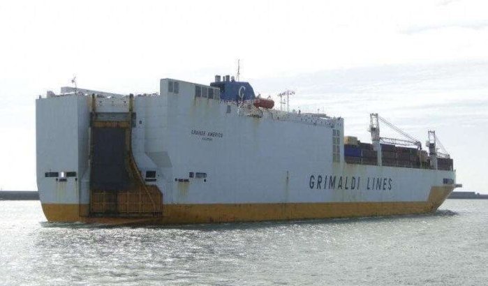 Boot op weg naar Marokko vliegt in brand