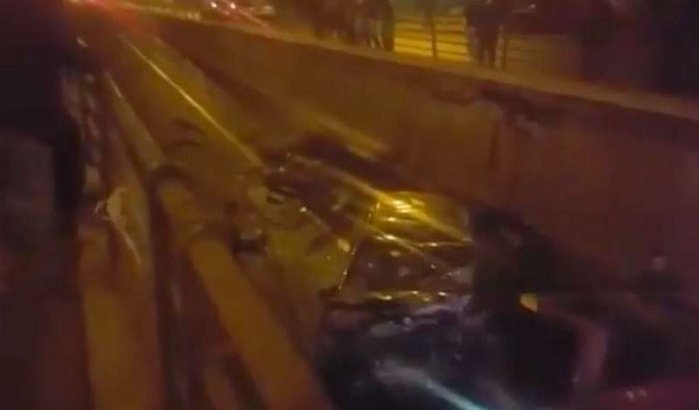 Indrukwekkende beelden: auto valt in tunnel in Casablanca (video)