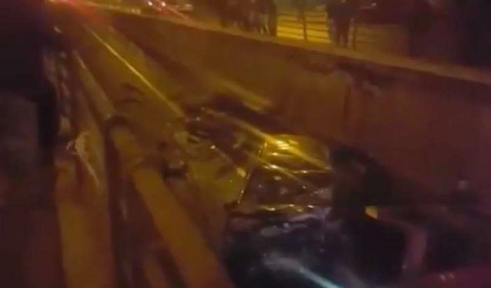 Indrukwekkende beelden: auto valt in tunnel in Casablanca (video)