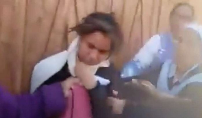 Vrouw verdacht van hekserij door menigte mishandeld in Marrakech (video)
