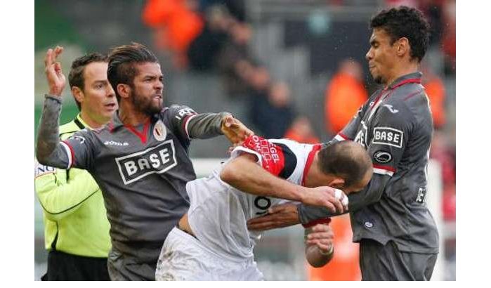 Mehdi Carcela gewond na tackle op voetbalveld (update)