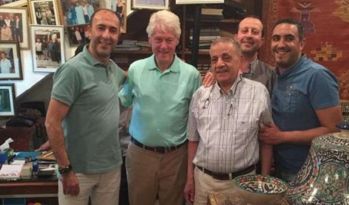 Bill Clinton en Marc Lasry op Djemaa el Fna in Marrakech