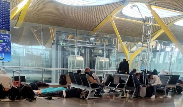 Op luchthaven Madrid wordt verscheuren paspoort een manier om asiel aan te vragen