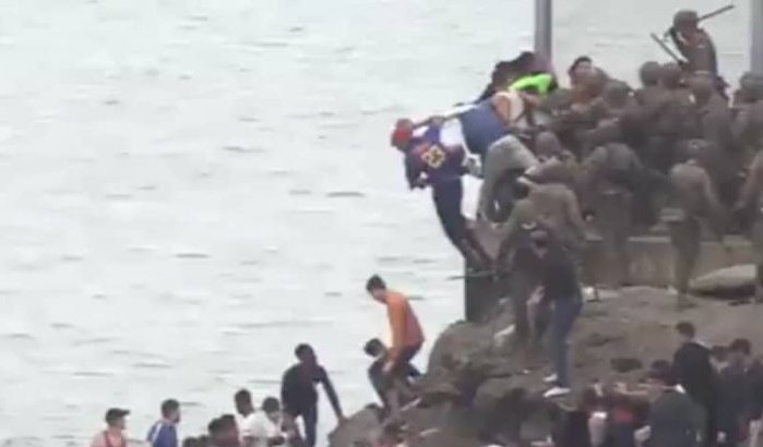 Marokkanen door Spaanse militairen in zee gegooid (video)