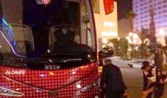 Supercopa Tanger: kinderen proberen onder bus Sevilla FC te emigreren (foto)