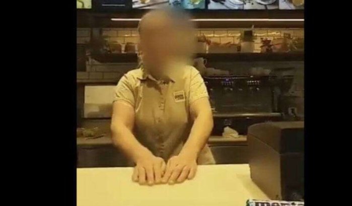 Spaanse serveerster weigert Marokkanen te bedienen (video)