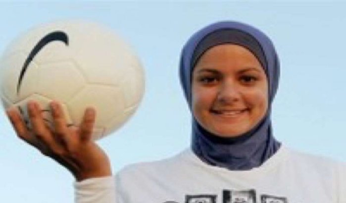 Feministen tegen hoofddoek in voetbal 