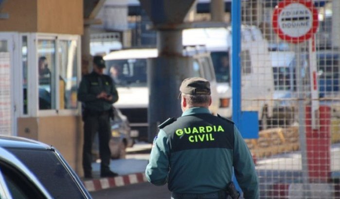 Politie vindt gezochte crimineel onder bestelwagen bij grens Melilla