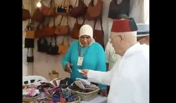 Verkozene deelt geld uit aan ambachtslieden in Marokko (video)