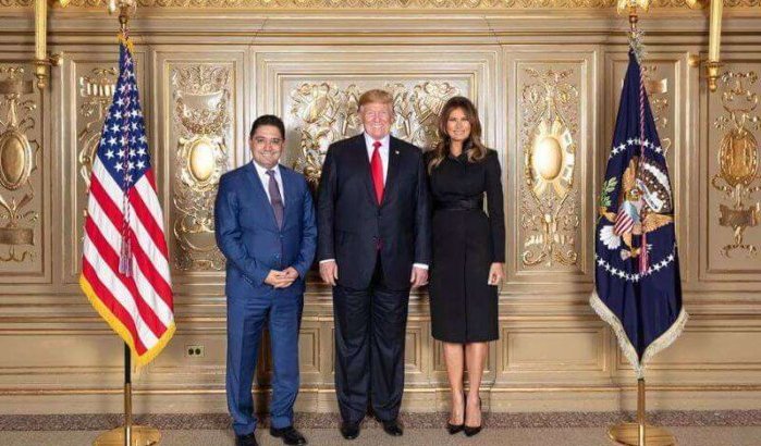 Marokkaanse minister Nasser Bourita op de foto met Trump en Melania