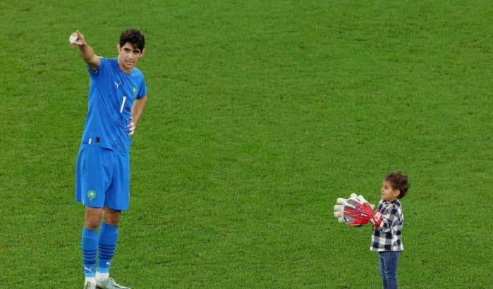 Yassine Bounou doet harten smelten met zoontje op WK (video)