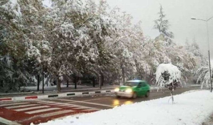 Ifrane bedekt onder laag sneeuw (video)