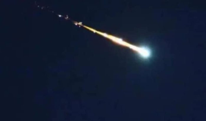 Vuurbal verlicht hemel boven Marokko (video)