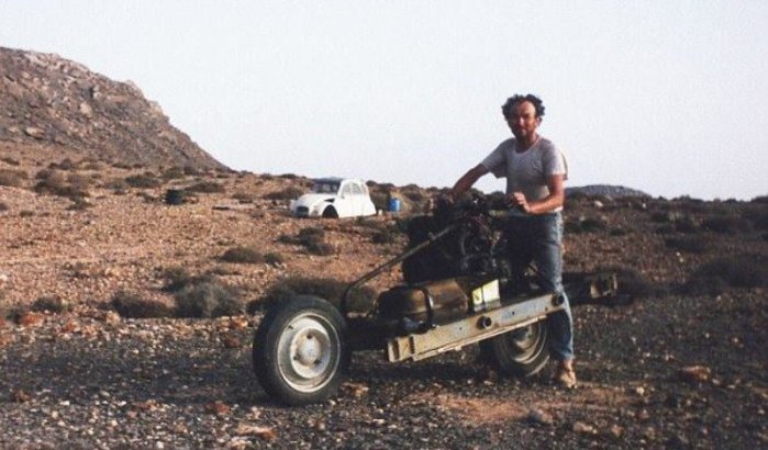 Toerist strandt in Sahara en verandert auto in motorfiets
