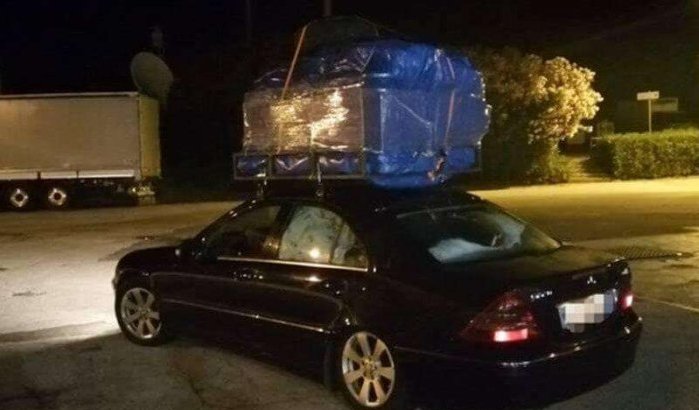 Italië: man wil naar Marokko met hele woonkamer op auto