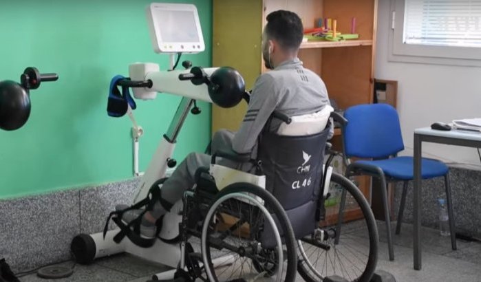 Hamza slaagt ondanks ernstig ongeluk voor eindexamen (video)