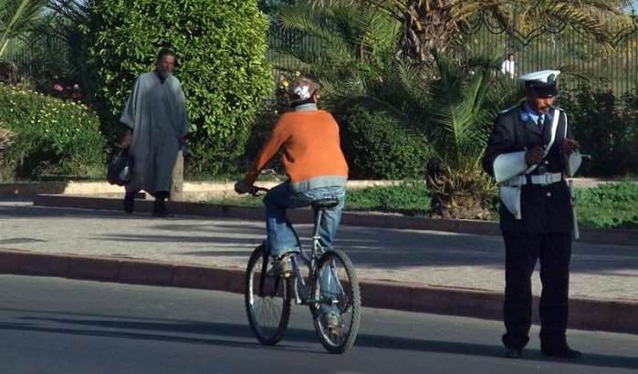 Toeristen vallen agent aan na kus in Marrakech