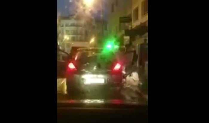 Naakte vrouw uit auto gegooid in Tanger (video)